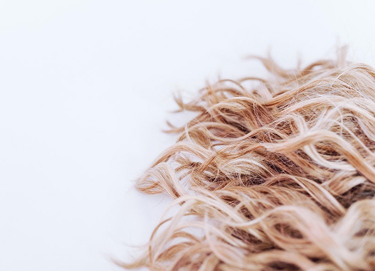 Diferencias entre las pelucas de pelo natural y las de cabello sintético